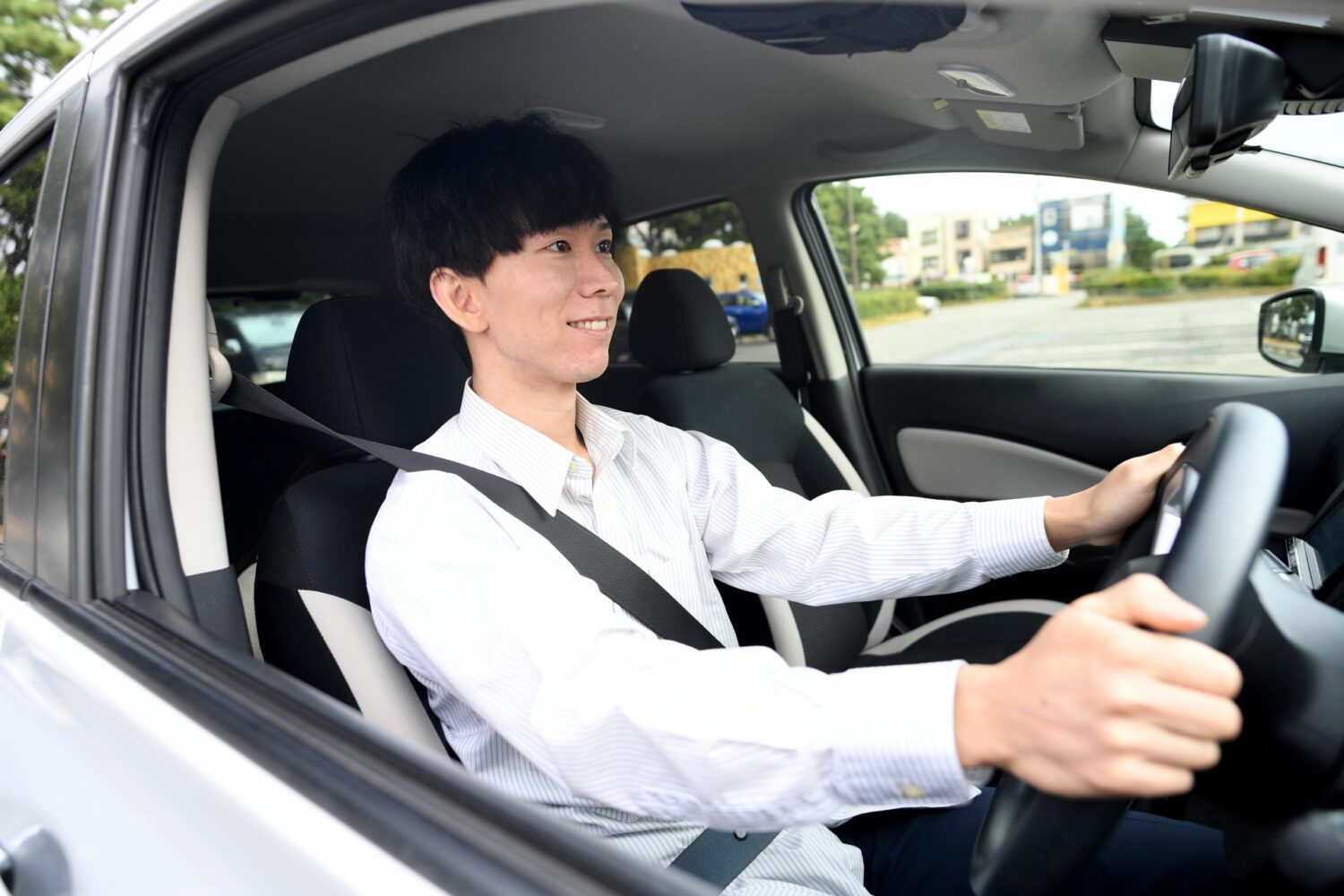 車を運転する男性